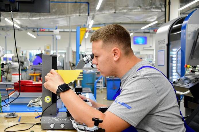International Talent Employment - Observing Details with a Microscope