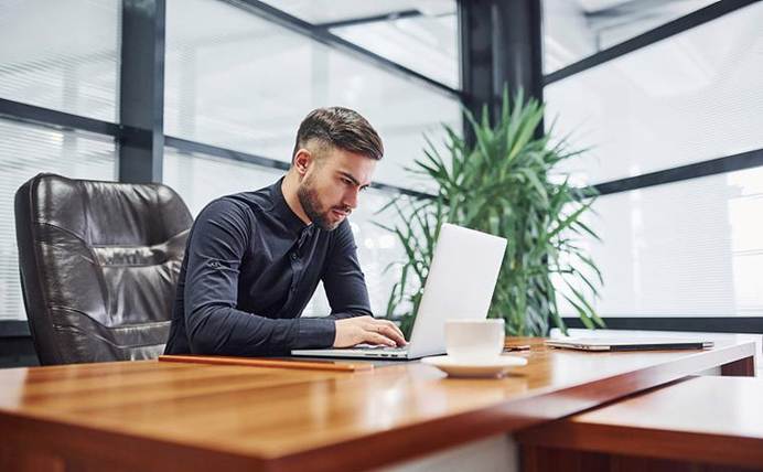 Algorithm Engineer Recruitment-Engineers working in the office