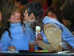 Subway Smooching: PDA in China hiredchina com